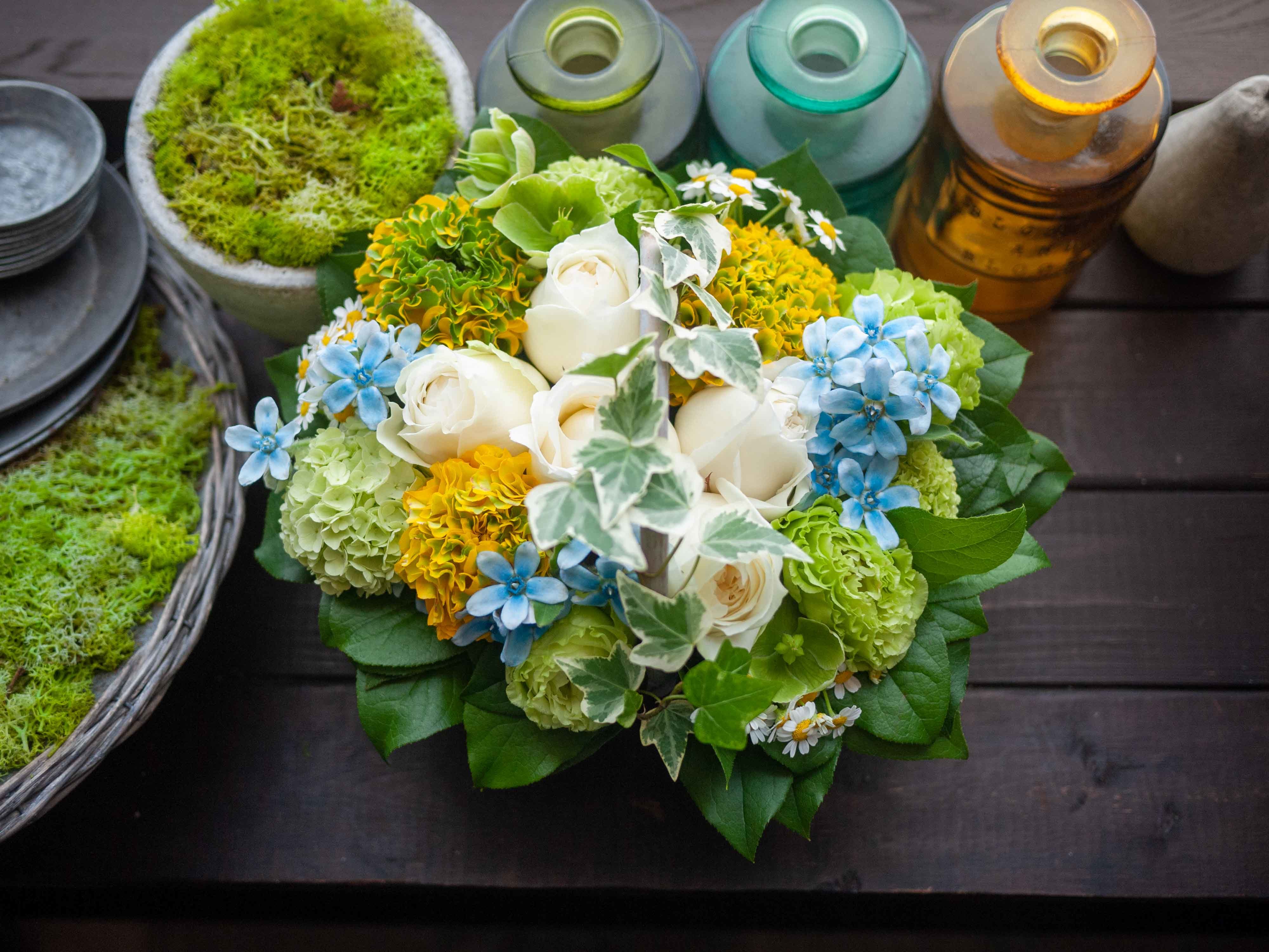 母の日のアレンジメント 黄色 白に水色等 平岸2にお届け 22 05 06 札幌 花屋 Mell Flowers 母の日のアレンジメント 黄色 白に水色等 平岸2にお届け 22 05 06 札幌 花屋 Mell Flowers