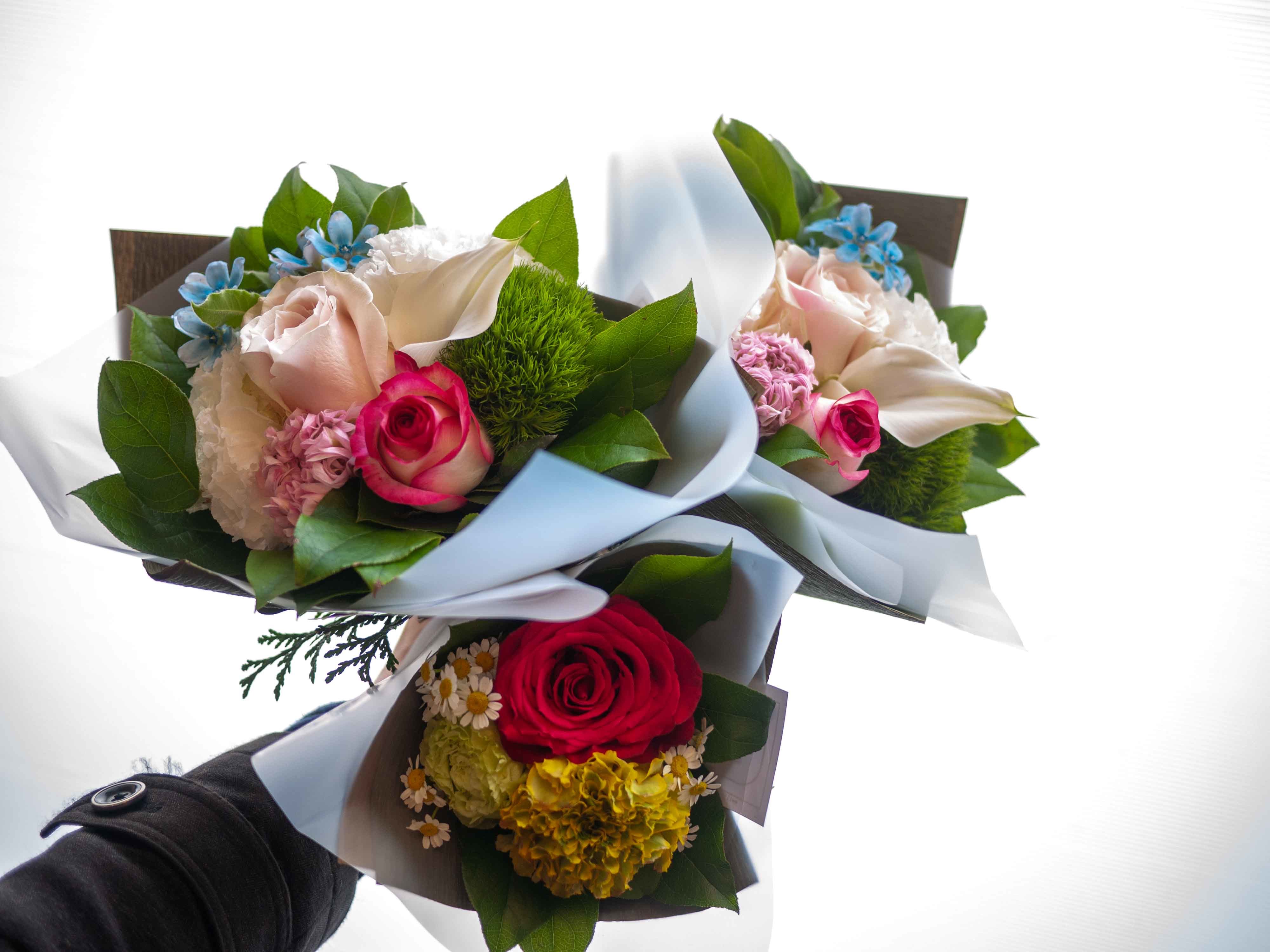 母の日の花束3つ ２つはピンク 水色等 ひとつは割とカラフルに 22 05 08 札幌 花屋 Mell Flowers
