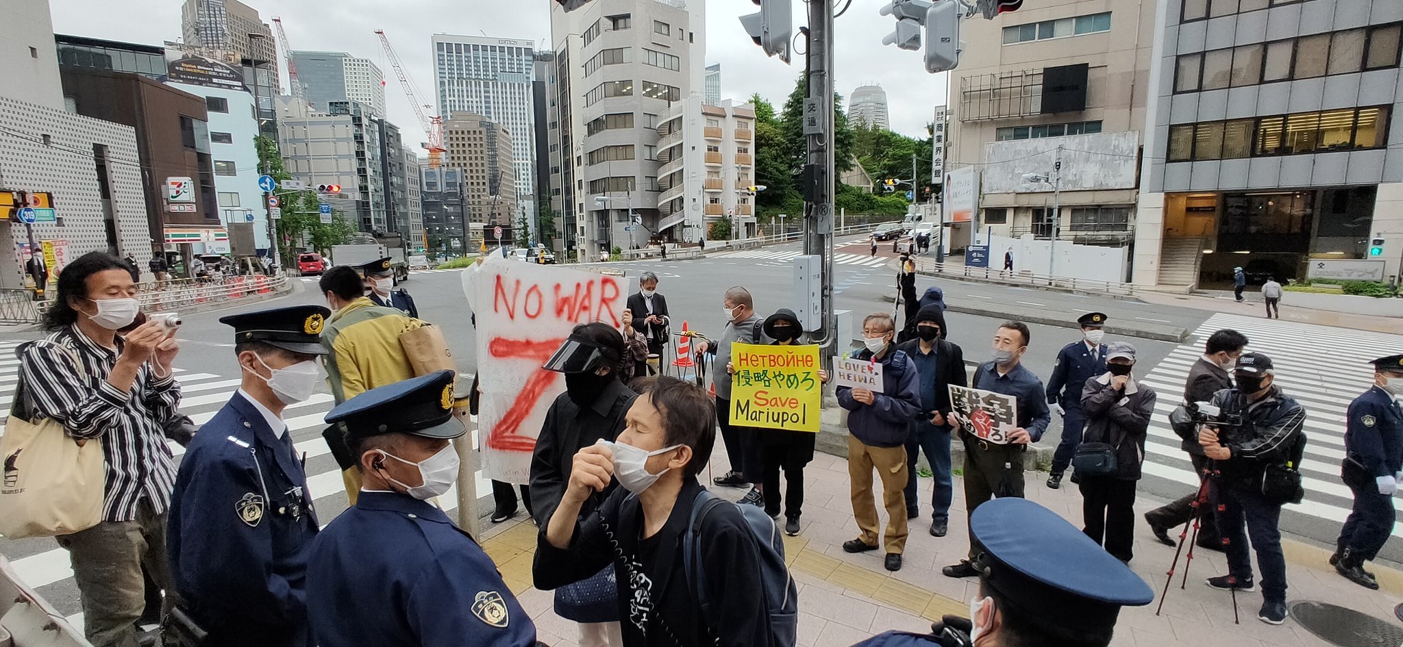 【報告】「戦勝記念日」血のパレードに抗議する~ロシア大使館前で多様な行動_a0336146_23351617.jpg