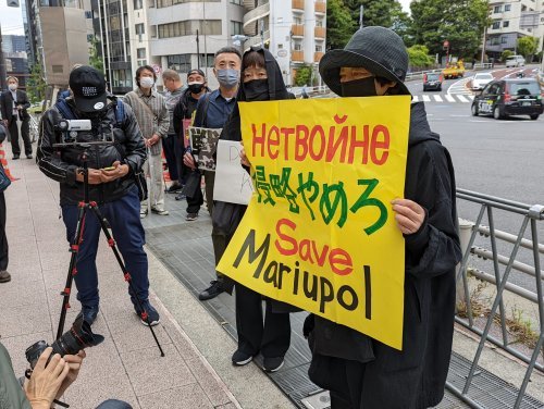【報告】「戦勝記念日」血のパレードに抗議する~ロシア大使館前で多様な行動_a0336146_23392243.jpg