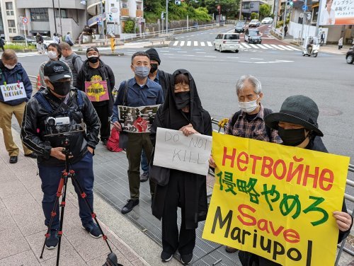 【報告】「戦勝記念日」血のパレードに抗議する~ロシア大使館前で多様な行動_a0336146_23412579.jpg