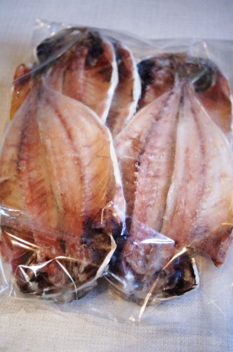 簡単晩ご飯 鯵の干物焼き カルパッチョ くれ卵ご飯 蜆の味噌汁 菜園イチゴどっさり 料理と趣味の部屋