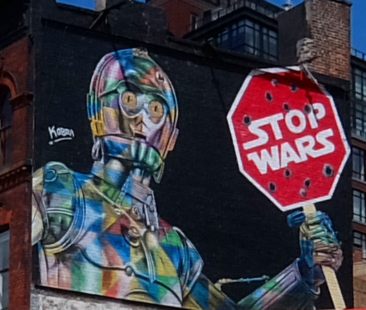 いかにもニューヨークらしい街角壁画アート、\"C3PO Stop Wars\" Mural (2018) by Eduardo Kobra_b0007805_23564301.jpg