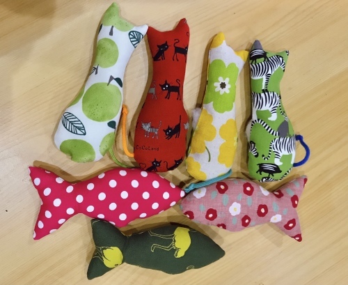 まもなく販売終了「ネコ満足じゃ」のお魚型_f0054677_07351265.jpg