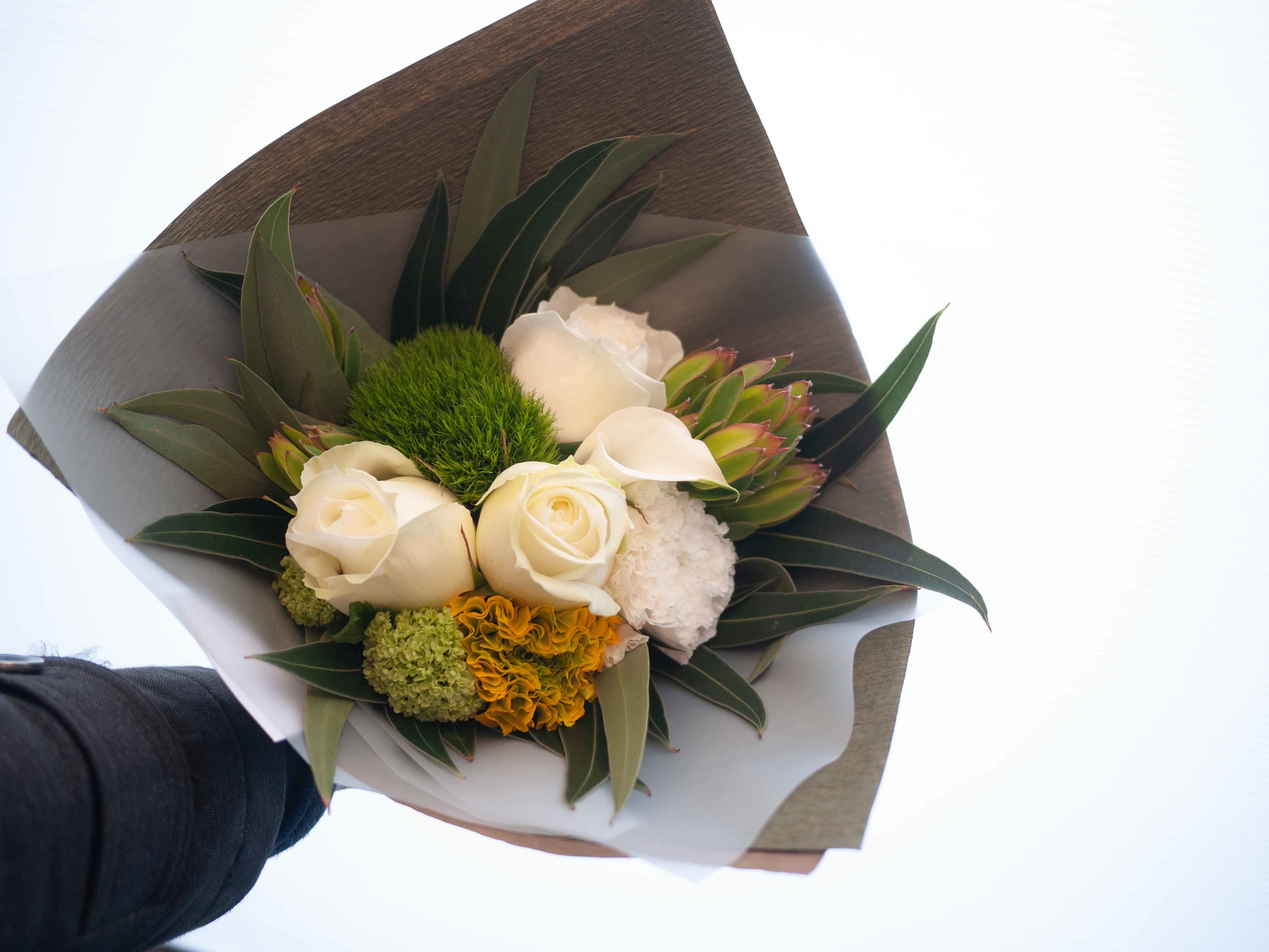 ご両親の結婚記念日に花束 白 グリーン系をベースに黄色等 ナチュラル 平岸2にお届け 22 05 10 札幌 花屋 Mell Flowers ご両親の結婚記念日に花束 白 グリーン系をベースに黄色等 ナチュラル 平岸2にお届け 22 05 10 札幌 花屋 Mell Flowers