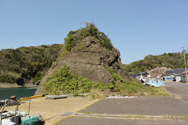 小さな漁港の片隅で_e0167571_10350179.jpg