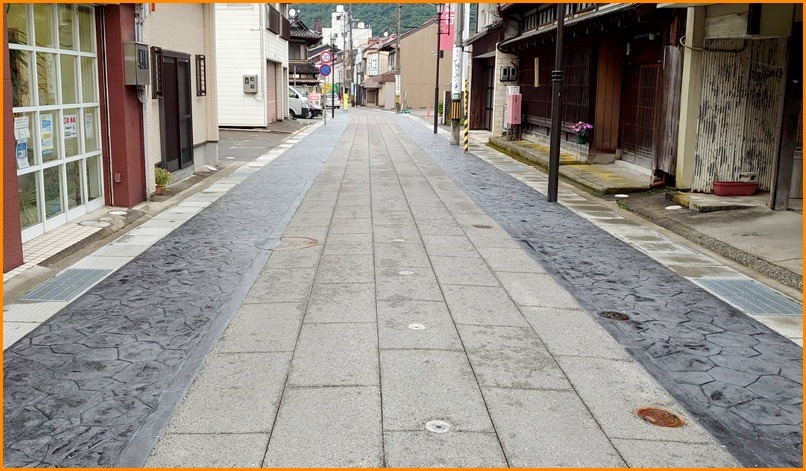 臨時休業のお知らせと、湯の本町と同じ舗装の巻_a0041925_21235235.jpg