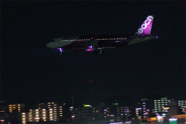 夜間着陸_e0167571_22260244.jpg