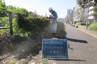 公園の維持管理作業です_a0258102_15243591.jpg