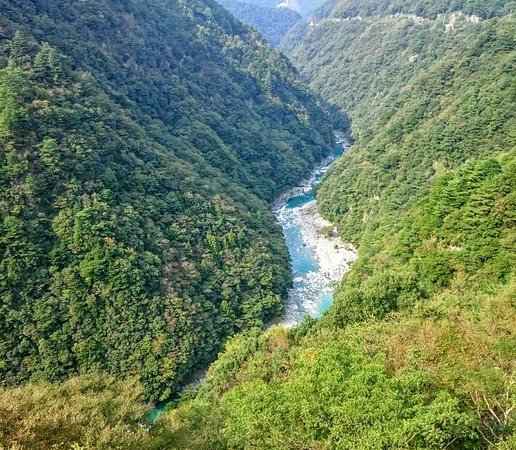 濱田庄司 浜田庄司 糠釉黒流掛角皿 です。 575筆まか