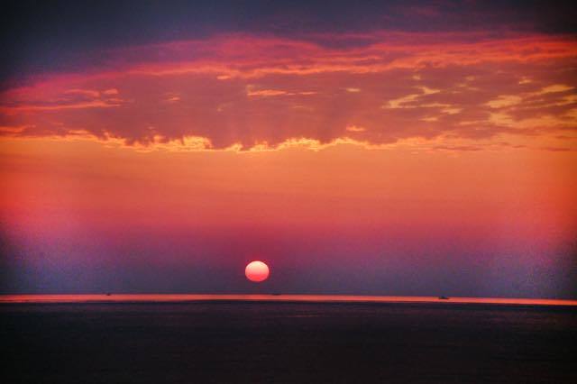 日本海に沈む夕日......直前まで....._b0194185_17232046.jpg