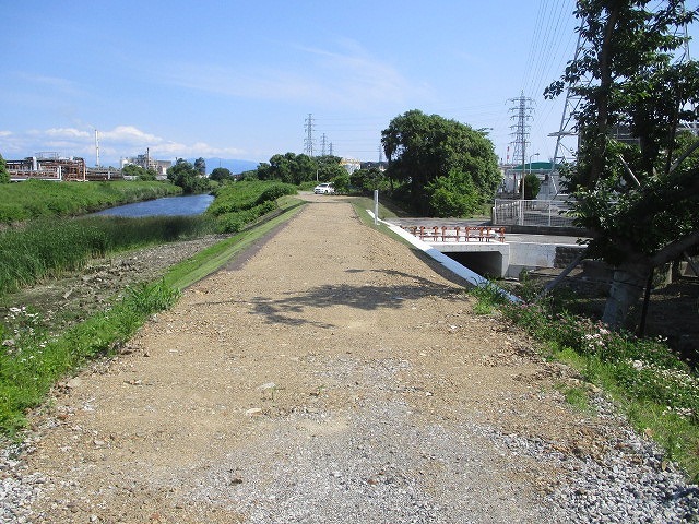 今年も草刈りを始めなくては! 堤防の高さを確保する工事が完了した滝川_f0141310_07403180.jpg