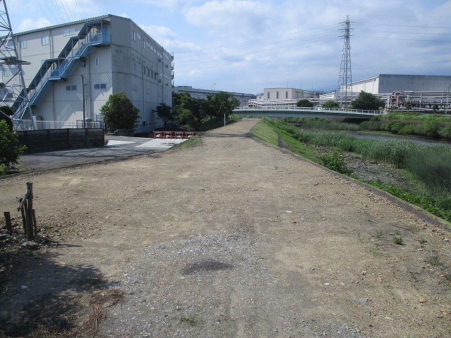 今年も草刈りを始めなくては! 堤防の高さを確保する工事が完了した滝川_f0141310_07404603.jpg