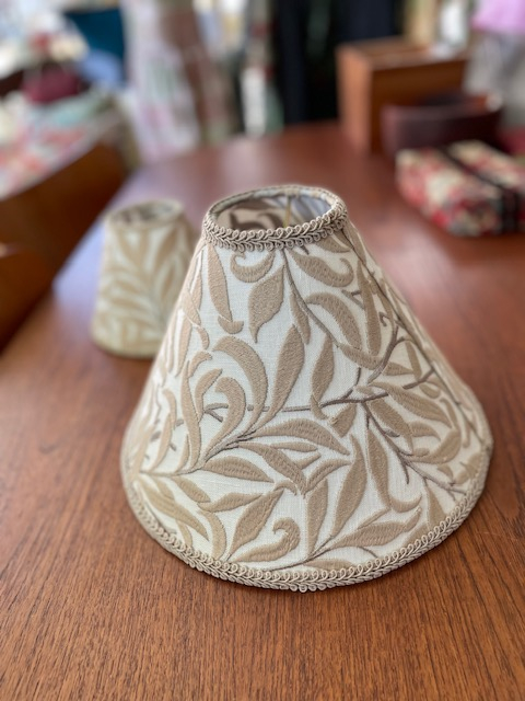 モリスの刺繍生地『ピュアモリス』でランプシェードを張り替えさせて頂きました by interior styling of bright_c0157866_21454063.jpg