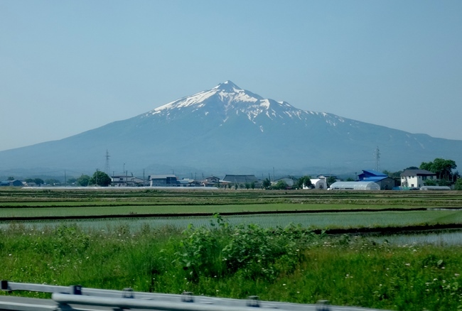岩木山と田んぼや茅葺民家など春の景色_a0136293_14292110.jpg