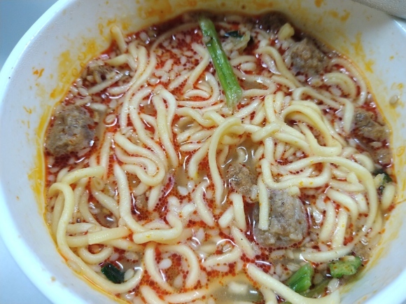 5/26夜勤飯 ファミマ 濃厚旨辛担々麺、しらすおむすび、シーチキン＆コーンサラダ_b0042308_04081393.jpg