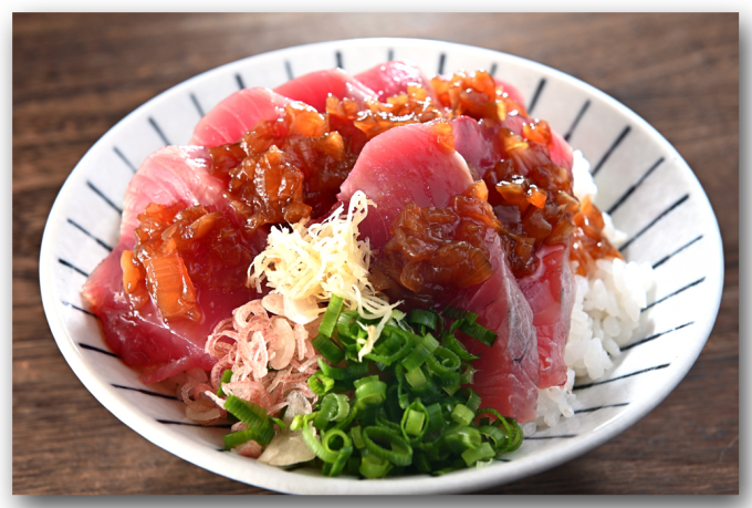 メシ通『魚介を使った簡単レシピ 』☆ ニンニクがきいたガツンとタレでカツオ丼！_d0069838_14255148.jpg