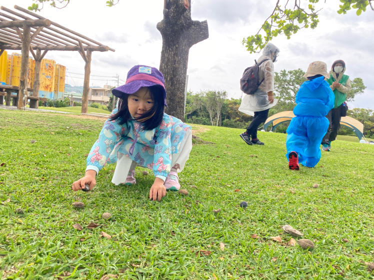 青空ようちえん〔週末〕草木であそぼう!(5/4)葉っぱや木の実を見つけたら楽しい発見がいっぱい!お花で作ったジャムが今日のおやつ!_d0363878_13180224.jpg