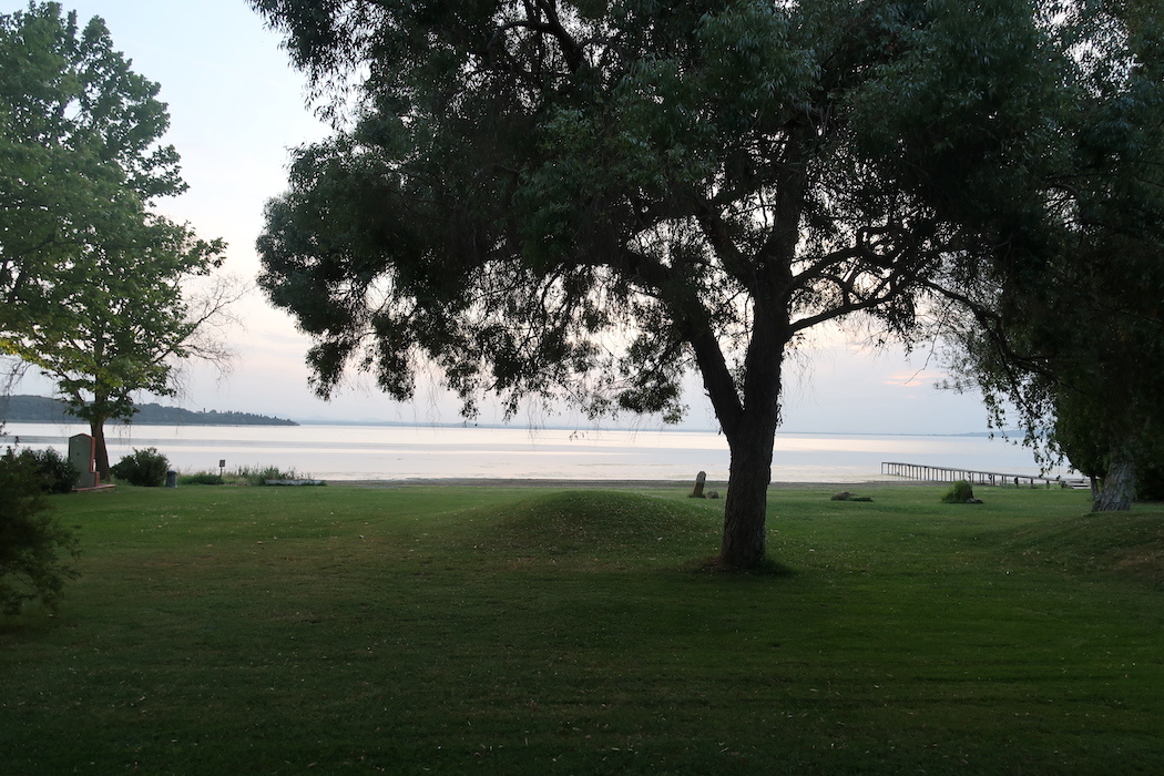 夕日隠れ真珠色の湖面もきれいトラジメーノ湖_f0234936_23302625.jpg