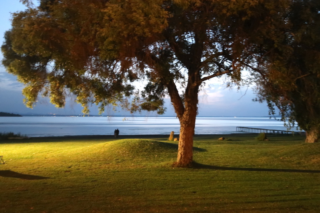 夕日隠れ真珠色の湖面もきれいトラジメーノ湖_f0234936_23405934.jpg