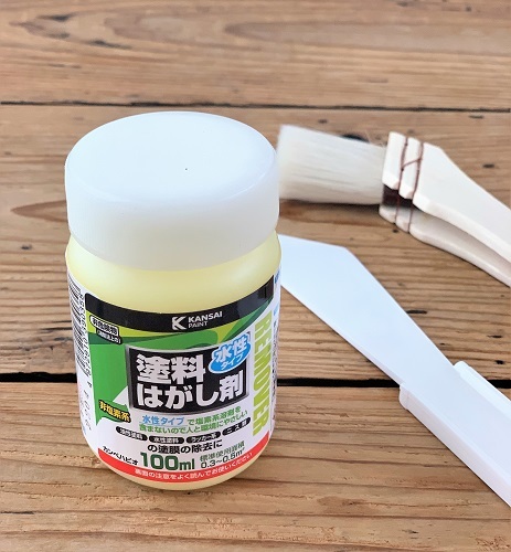 スタッキングチェアのペンキを剥がして、玄関に置いてみました.。*゚・*:.。.:+:*・_d0249193_23110852.jpg