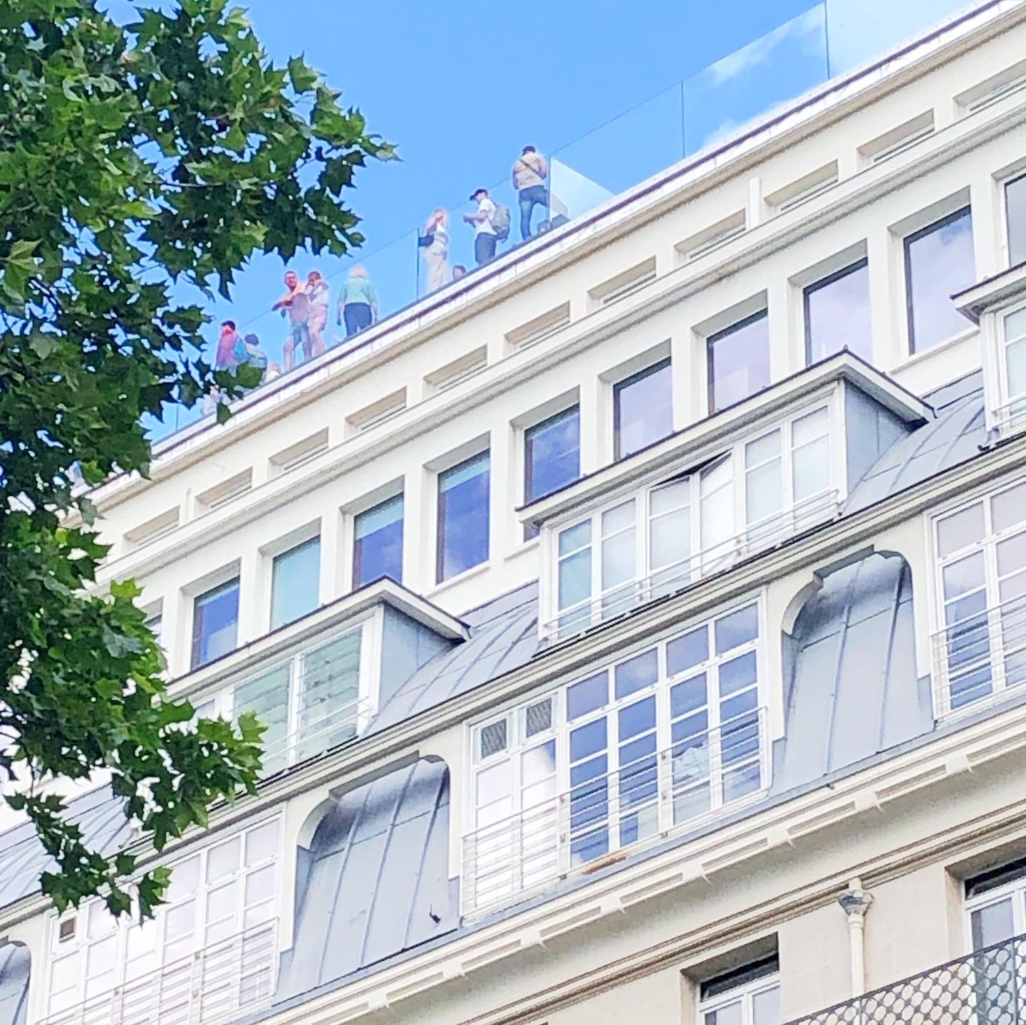 パリのオスマニアン建築を新緑ごしに歩道から　@ギャラリー・ラファイエット_a0231632_00534715.jpeg