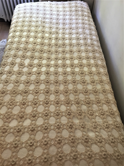 ベージュコットン手編みベッドカバー150 : スペイン・バルセロナ