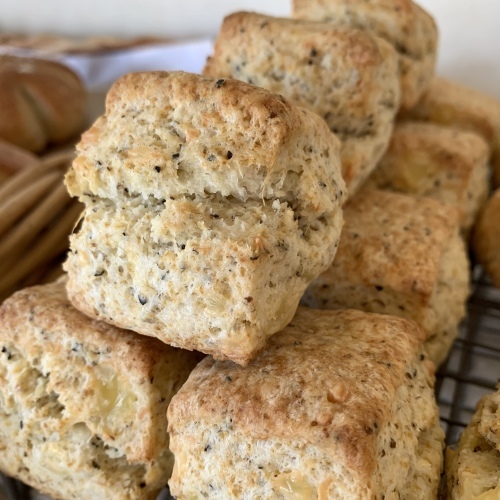 爽やかですね〜 材料の値上げ値上げで 季節ハズれの芋 登場_a0134394_09471812.jpeg