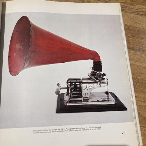 書籍：The Illustrated History of Phonographs_a0047010_18424592.jpg