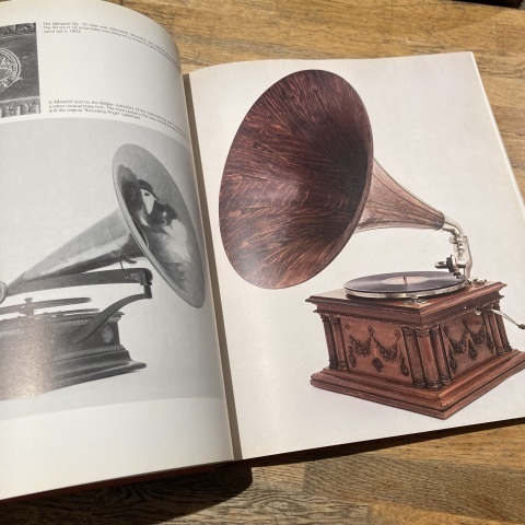 書籍：The Illustrated History of Phonographs_a0047010_18424615.jpg