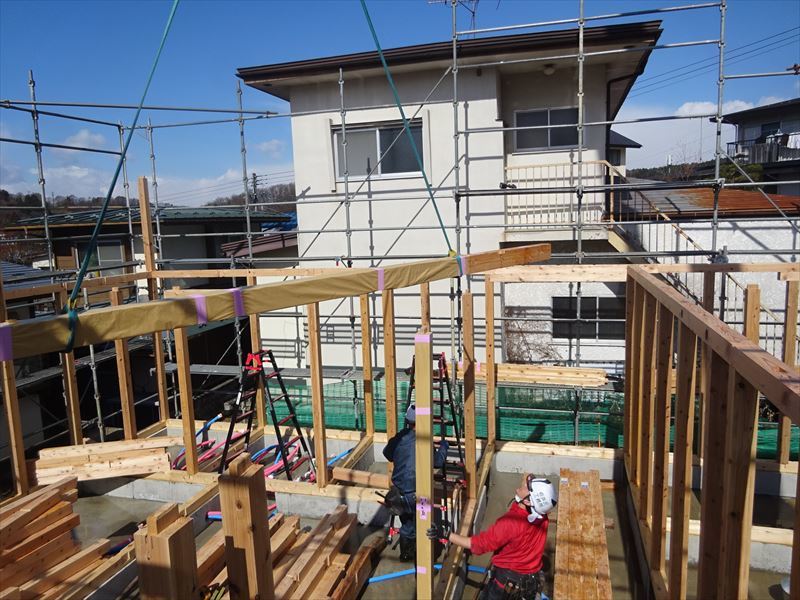 「サンドウィッチの家」　現地での建て方作業開始です！_f0105112_04203768.jpg