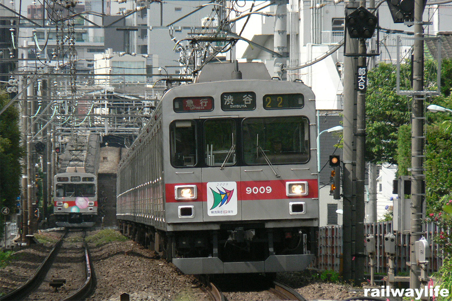 9000系車体装飾編成同士の離合 : レィルウェイライフ 9000系車体装飾編成同士の離合 : レィルウェイライフ