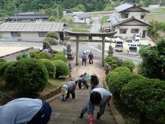 客人神社の草刈りと落ち葉の片づけ_c0116915_23161271.jpg