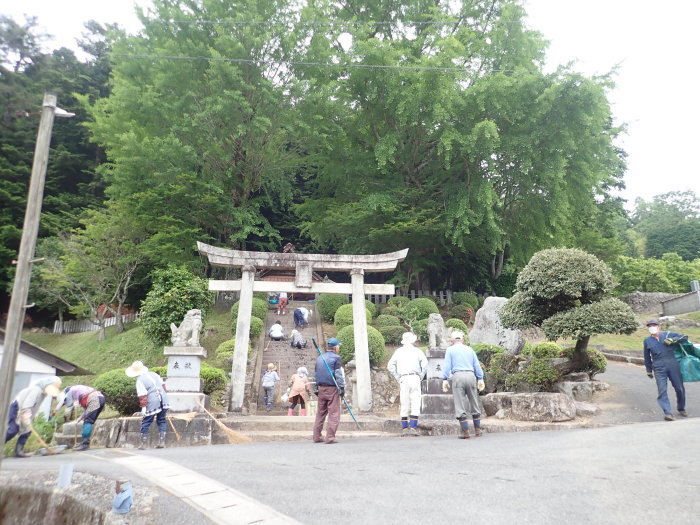 客人神社の草刈りと落ち葉の片づけ_c0116915_23162267.jpg