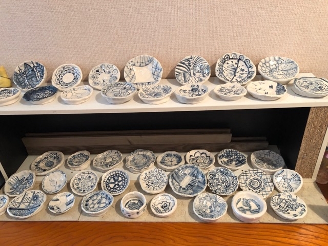 稲沢教室の玄関の展示を小皿に変えました。_f0373324_18355568.jpg