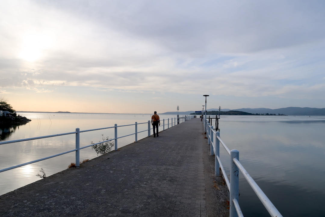 サハラの砂 空覆い 銀色・金色に 夕どきのトラジメーノ湖_f0234936_23040571.jpg