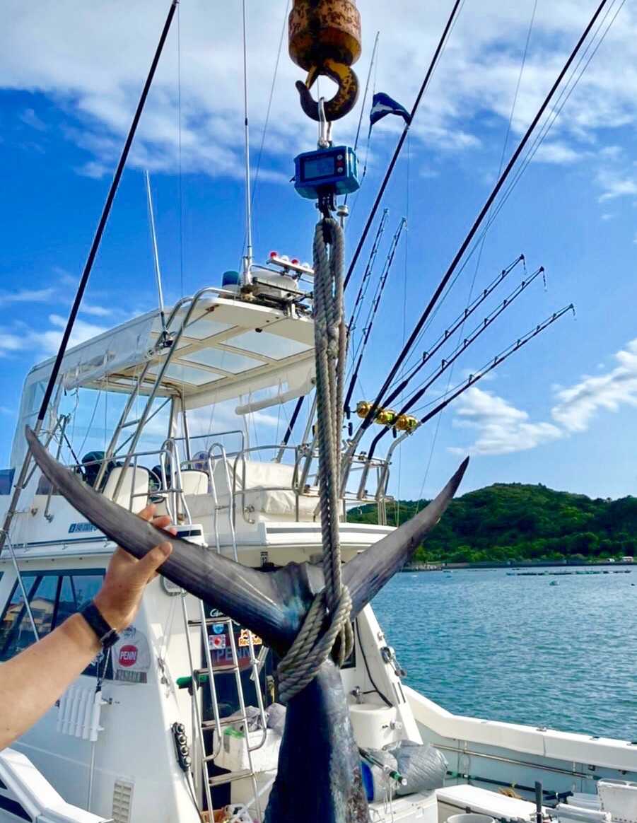 五ヶ所湾の名人がクロカジキ揚げたー_f0009039_20051573.jpeg