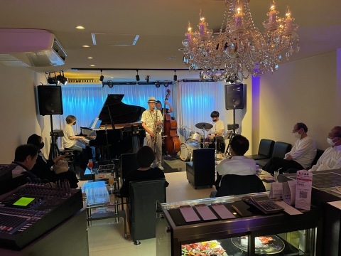 Jazzlive Comin ジャズライブ カミン 広島 6月12日日曜日にお昼のジャズライブやります_b0115606_10244764.jpeg