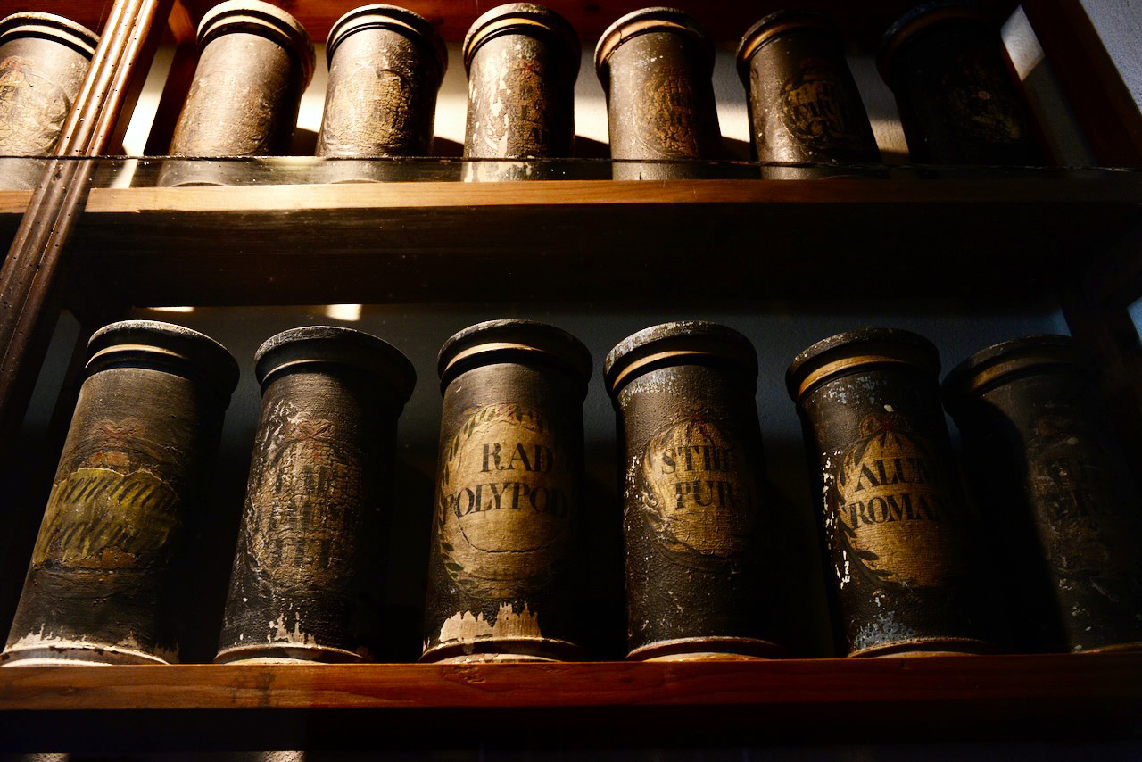 １８世紀から１９世紀の薬草の保存容器の文字_e0175918_03252026.jpeg
