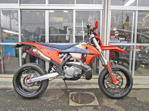 油田王の新車 KTM 250EXC-TPIのモタード仕様をタイヤ交換・・・（笑） : バイクパーツ買取・販売＆バイクバッテリーのフロントロウ！