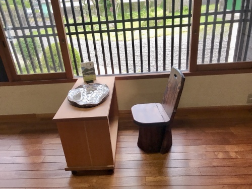 ねこくすフリマ4 唯一無二の木の椅子_f0054677_07570308.jpg
