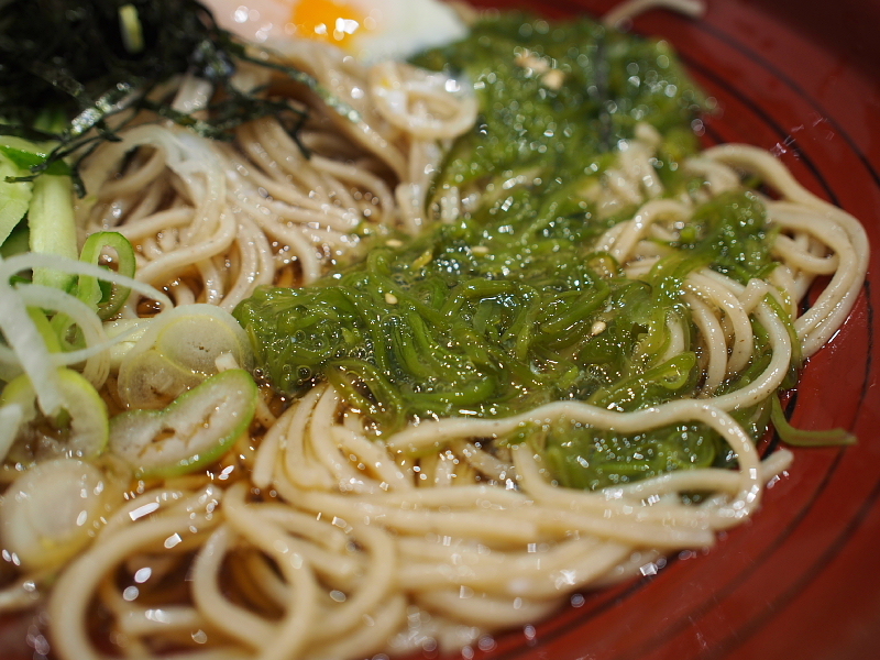 【箱根にはない”HAKOSOBA”】新宿駅「箱根そば 本陣」 ～冷やしめかぶそば_b0008655_11530002.jpg