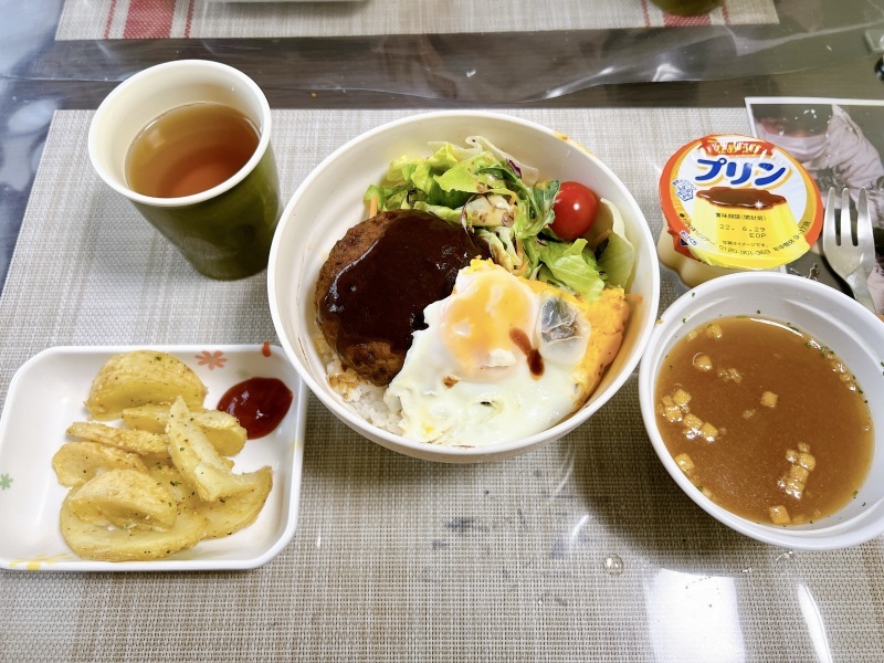 ひまわり荘 昼食 ロコモコ丼 農園ポテト オニオンスープ プリン 今日の献立