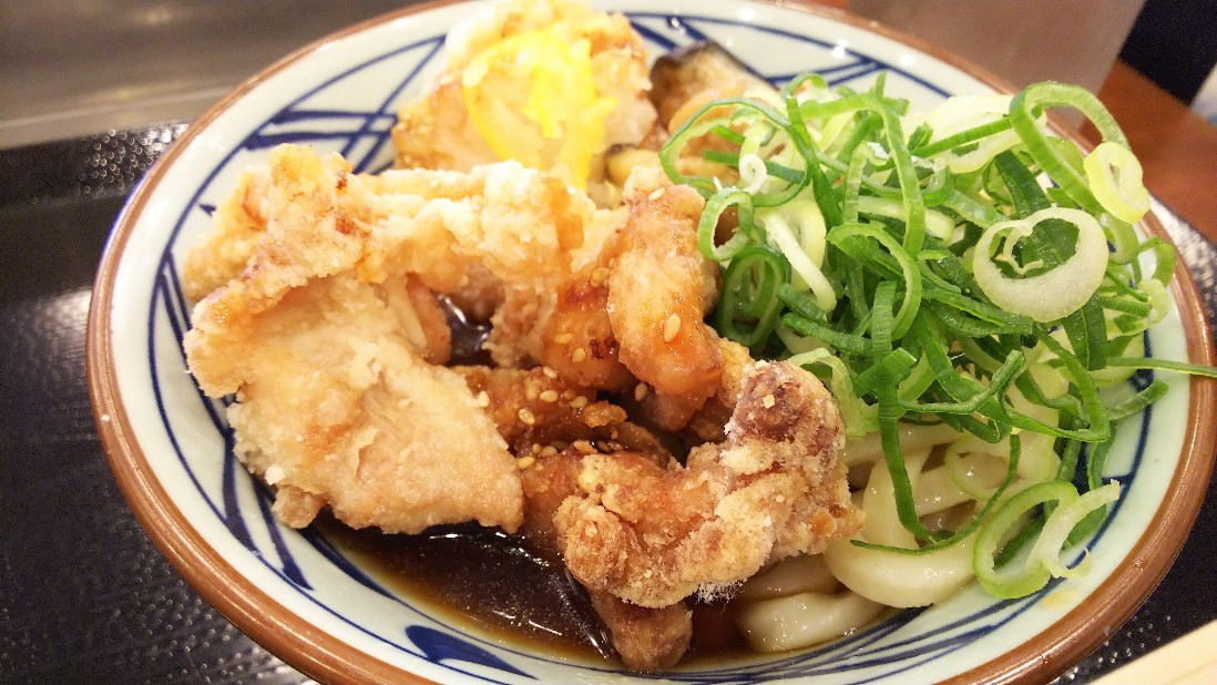 裾野市「丸亀製麺」新作！鬼おろし鶏からぶっかけ690円 : 白い羽