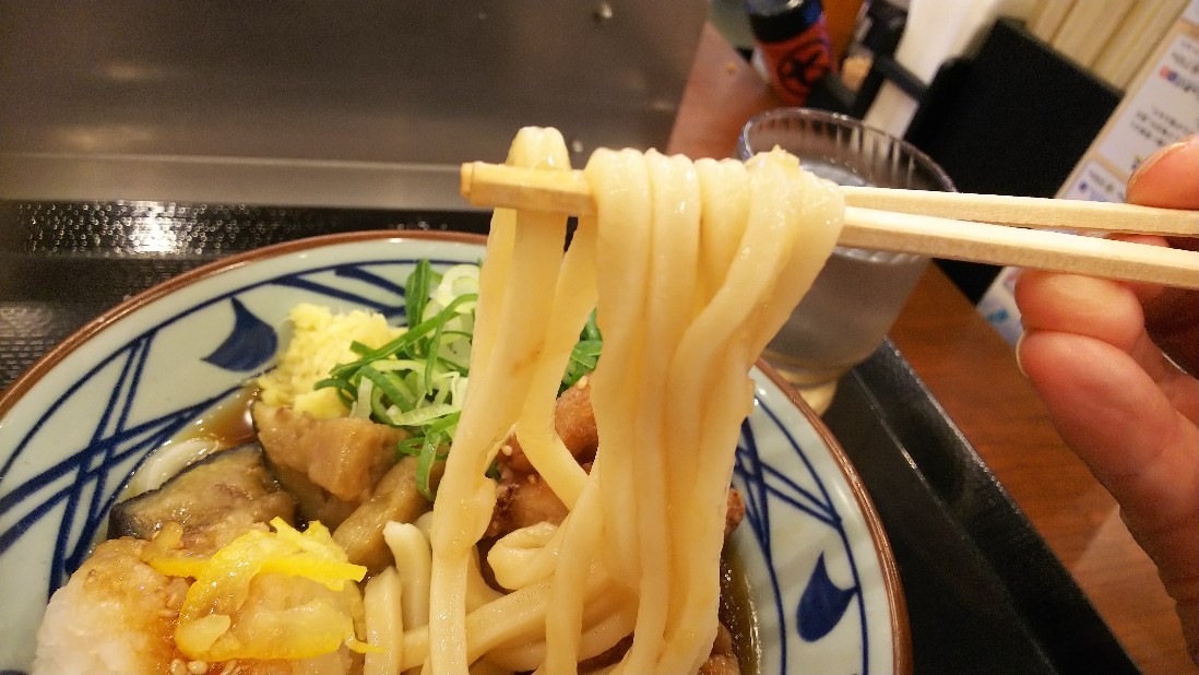 裾野市「丸亀製麺」新作！鬼おろし鶏からぶっかけ690円 : 白い羽