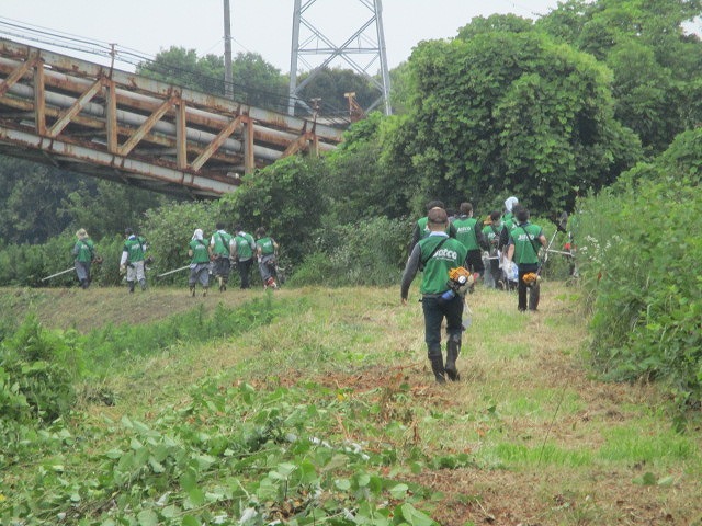 曇り空で気温も上がらず絶好の草刈り日和 滝川の土手普請 2022-1_f0141310_07240061.jpg