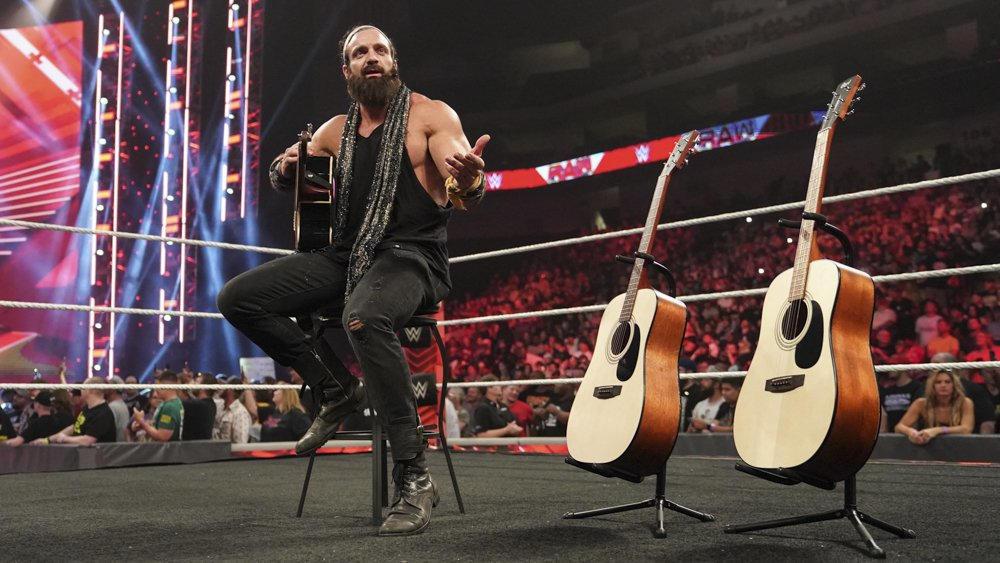 アライアスが新しいリングネームを明らかにする : WWE LIVE