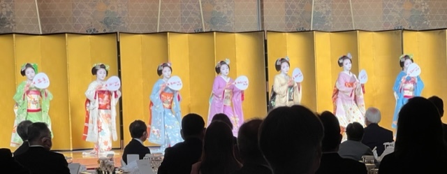 久しぶりの大きな宴会へ・宮川町の芸舞妓さん達。_f0181251_18042837.jpg