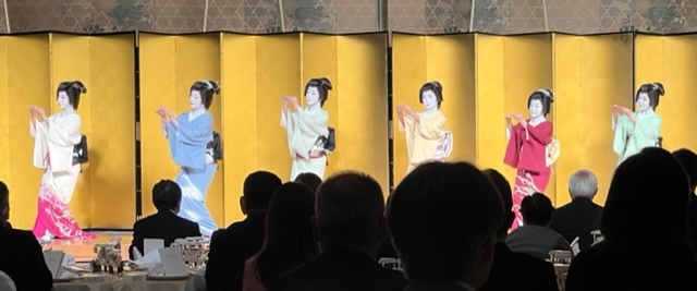 久しぶりの大きな宴会へ・宮川町の芸舞妓さん達。_f0181251_18061311.jpg