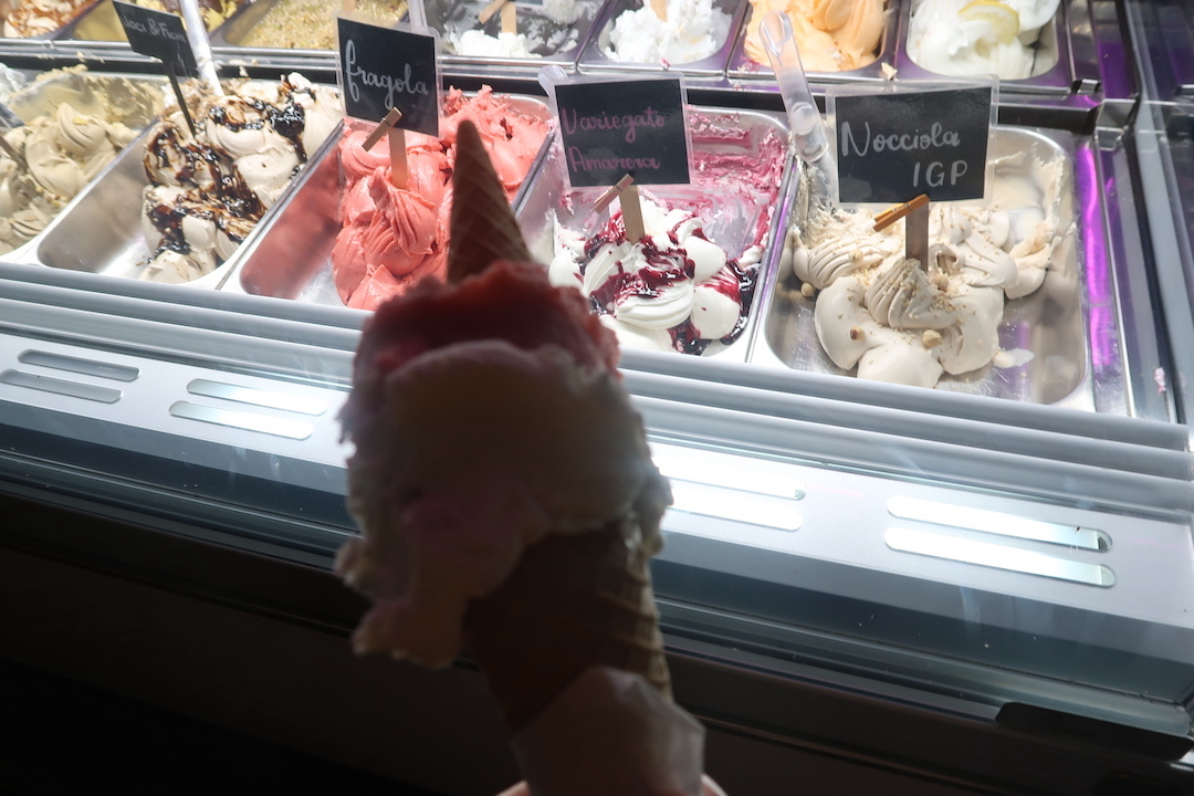 懐かしい店のアイスをたそがれのトラジメーノ湖で_f0234936_00191301.jpg